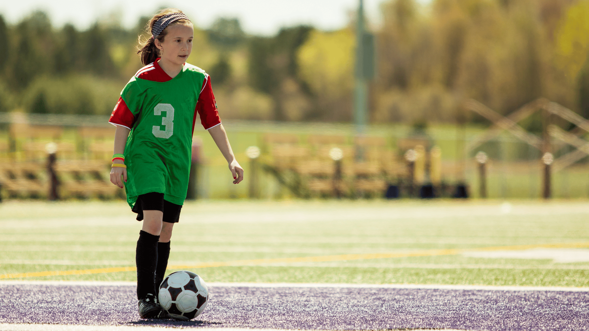 Does she not play football. Девочка с футбольным мячом. Детский футбол девочки. Девчачий детский футбол. Маленькие девочки играют в футбол.