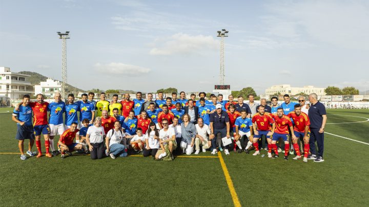 Un partido para enmarcar y jamás olvidar: AFE y los campeones del mundo Sub 20 emocionan en Ibiza