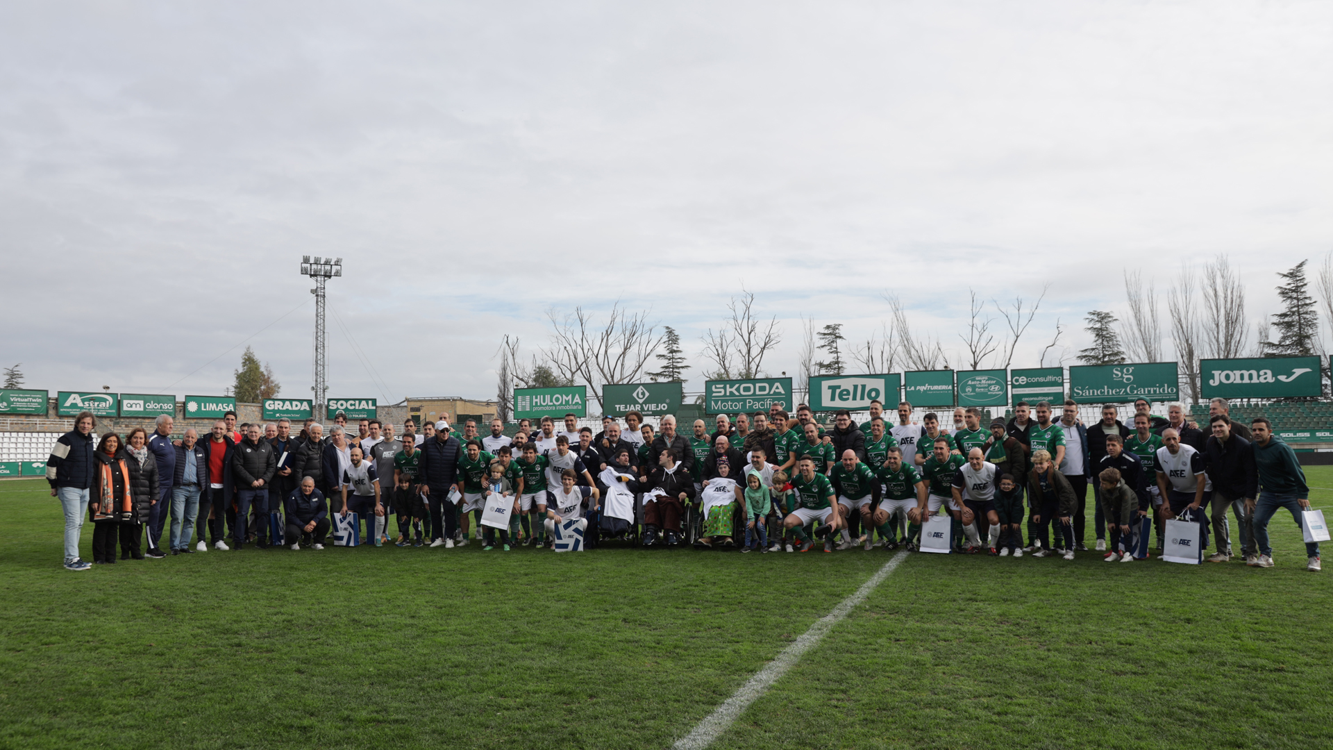 Los veteranos de AFE y C.D. Toledo protagonizan una fiesta solidaria del fútbol