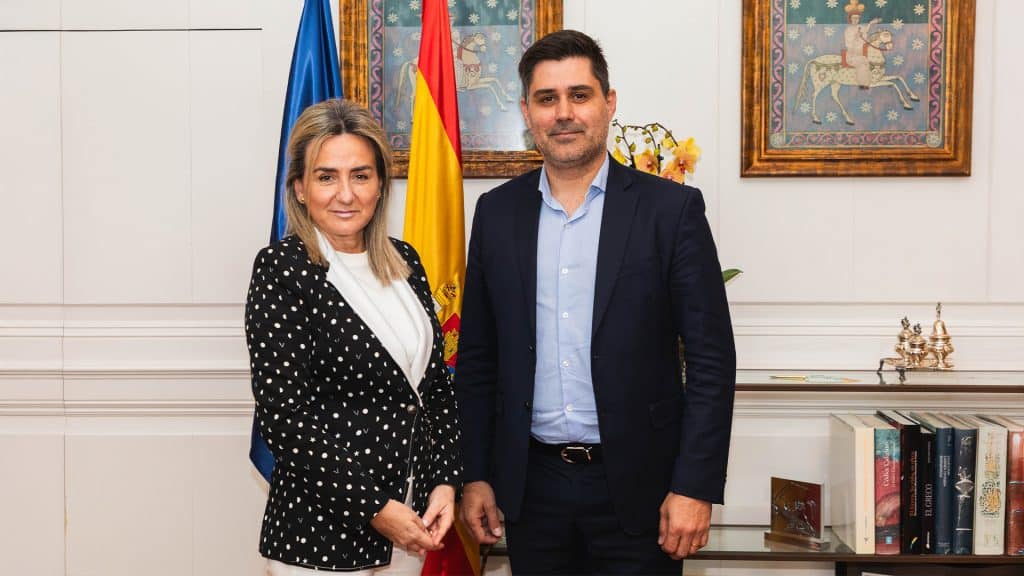 David Aganzo mantiene una reunión de trabajo institucional con Milagros Tolón