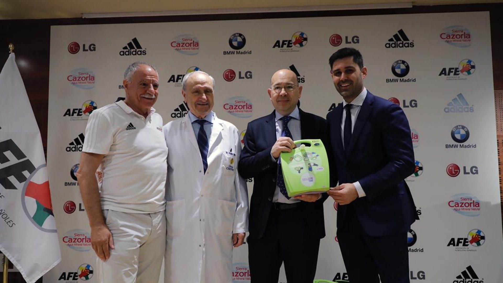 “Con la salud no se juega”: AFE entrega desfibriladores a clubes de la Comunidad de Madrid