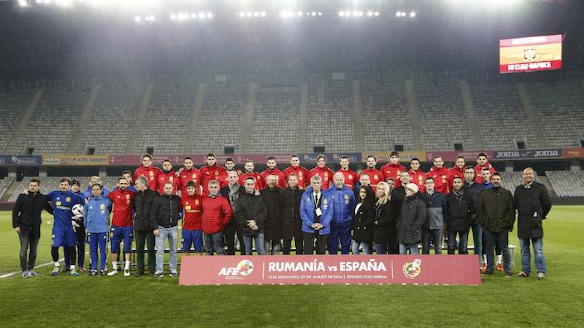 Fotografía de familia con la Selección Española antes del partido a beneficio de AFE